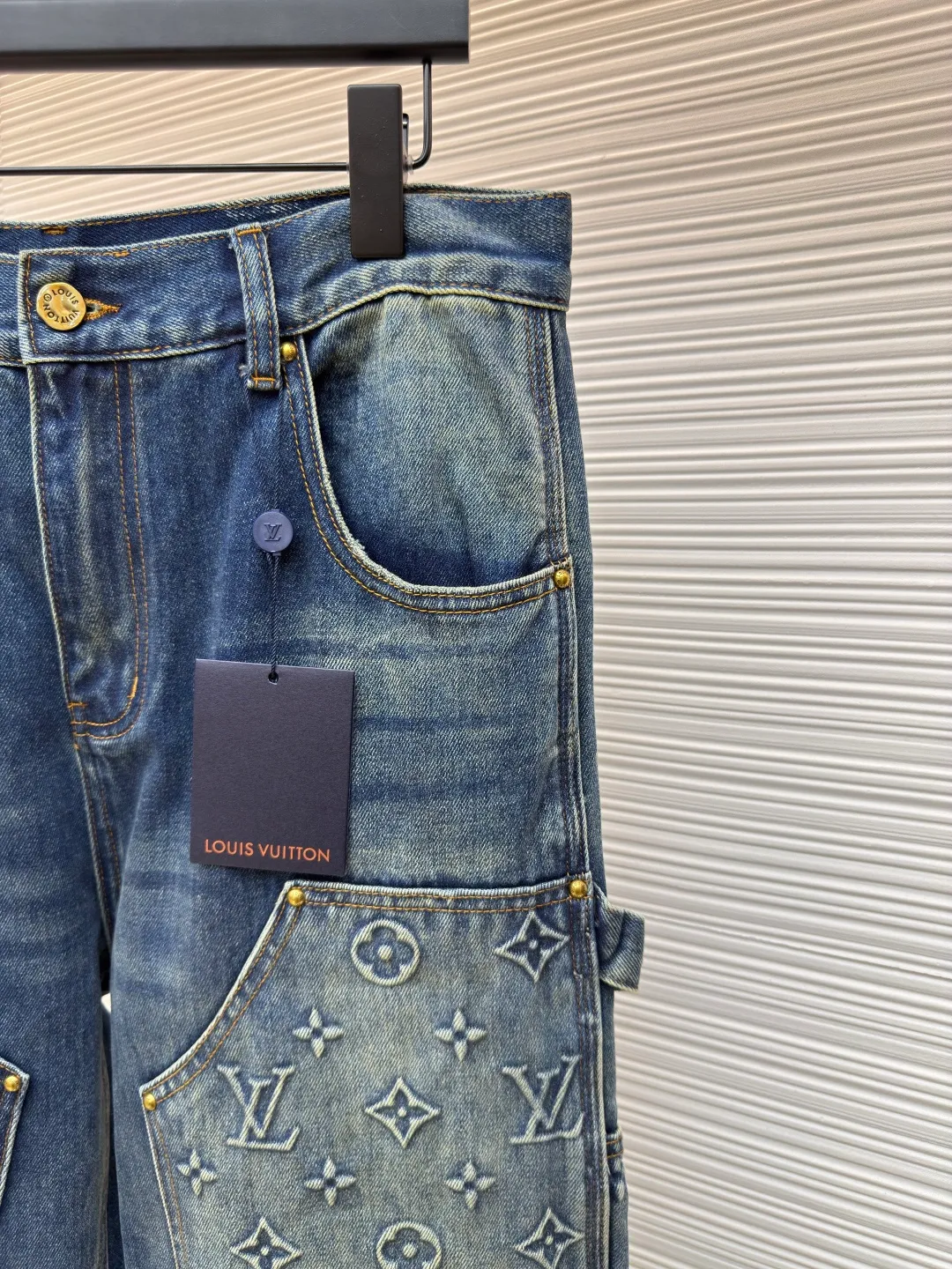 LOUIS VUITTON embossed work jeans ●Authentic product: purchased and developed by 13939 ●Item number: 1680239-B70 ●Material: denim fabric ●Technology: embossed embossed production ●Version: fitted version ●Weight: about 1060 grams ●Size: 28-30-32-34-36 ●Description: Integrating Monogram embossed pockets into a casual workwear silhouette, it can create a trendy look with the same style of overalls, or it can be mixed and matched with separate items to explore more fashion possibilities. Positioned panel splicing design, slightly distressed, washed blue, square nails with lettering under the left sleeve, decorative zipper, snap buttons at the front, standard cut version, casual style, suitable for both men and women. Original goods, washed casual jeans, imported original washed stretch fabric, comfortable and elastic, original hardware accessories decorated with logo, super correct fit, extremely high grade, high quality, fashionable and stylish upper body. The overall wiring is straight and delicate, the fabric is comfortable and soft, and the color is consistent without color difference. It can be matched with the same style to create a fashionable look and control various occasions. Customized accessories, complete with three standards, same style for men and women!
